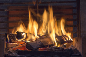 Fireplace using top-down method to improve chimney performance